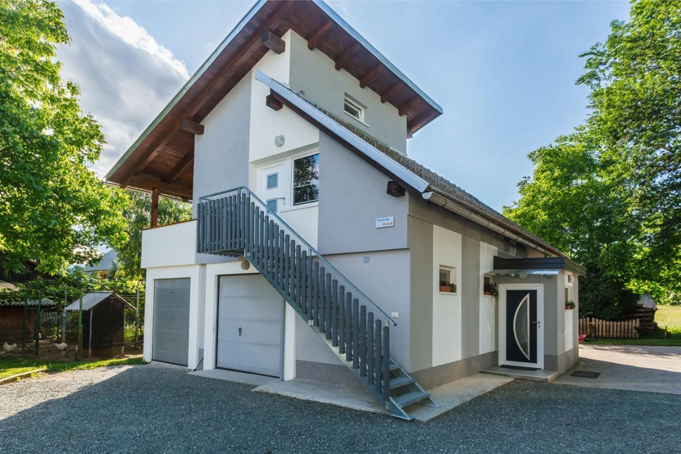 Апартаменты Blue Door Лешче Экстерьер фото